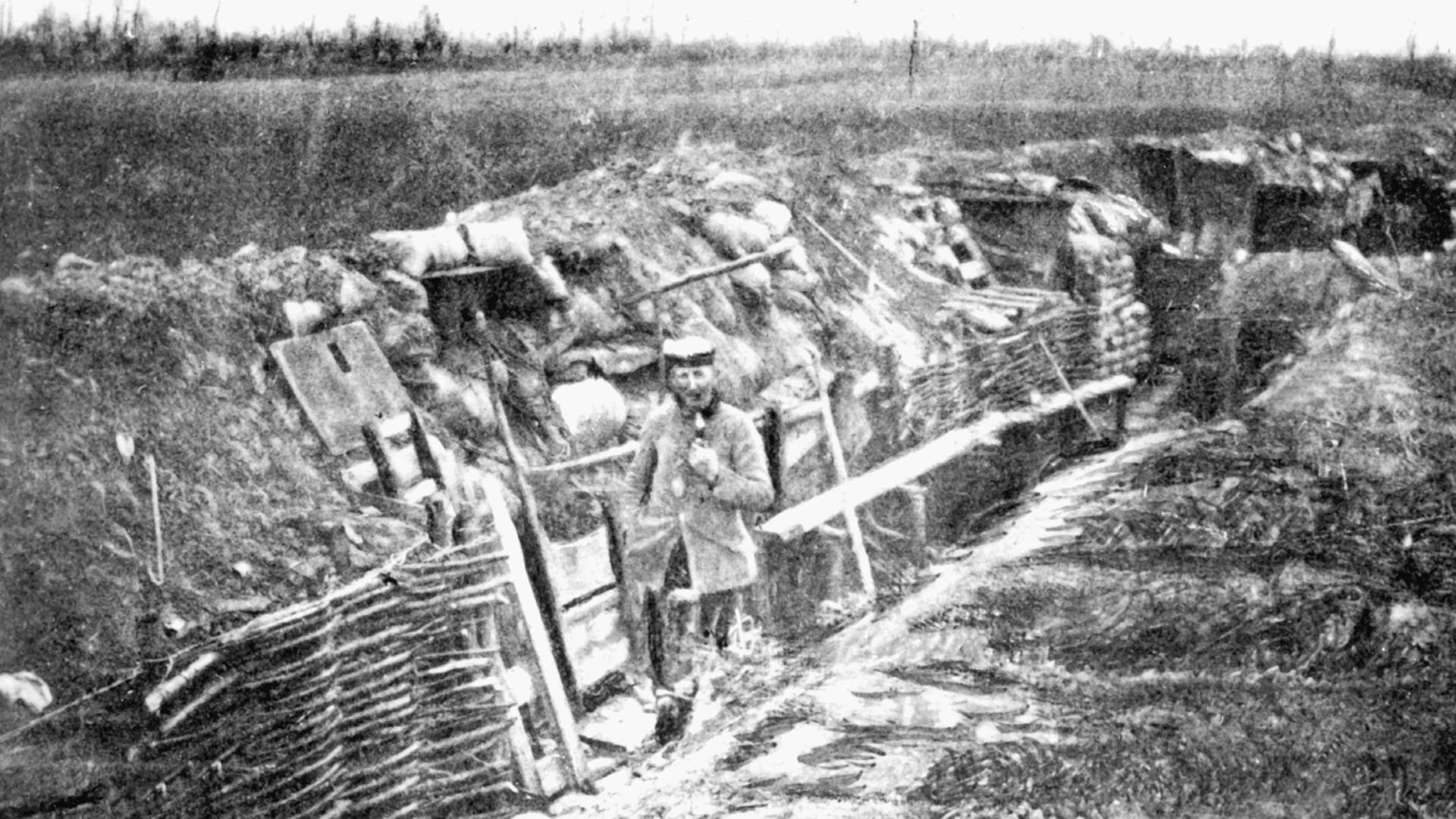 Ein deutscher Soldat in einem Schützengraben vor Ypern am 24. April 1915. Ein deutscher Soldat in einem Schützengraben vor Ypern am 24. April 1915.