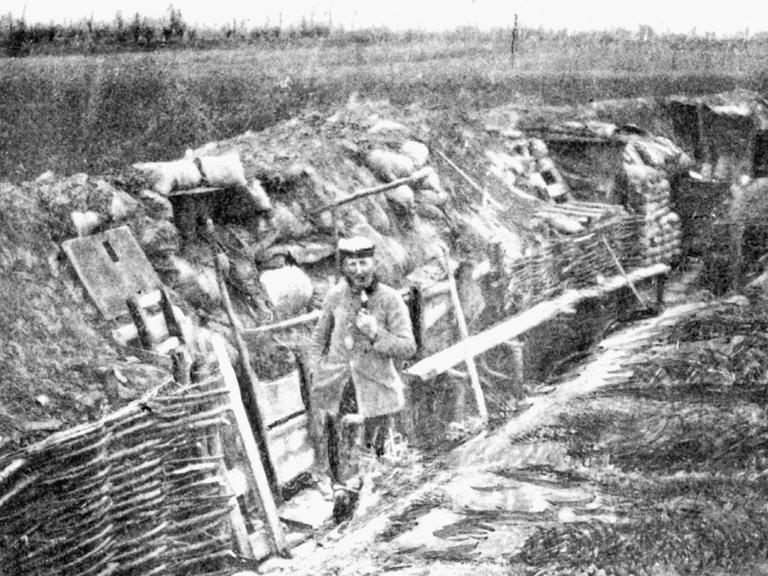 Ein deutscher Soldat in einem Schützengraben vor Ypern am 24. April 1915.