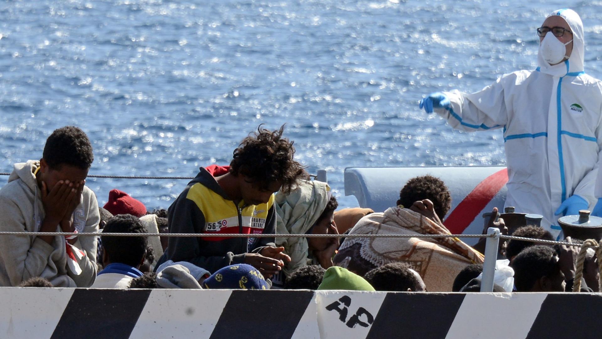 Aus dem Mittelmeer gerettete Flüchtlinge im Hafen von Messina auf Sizilien.