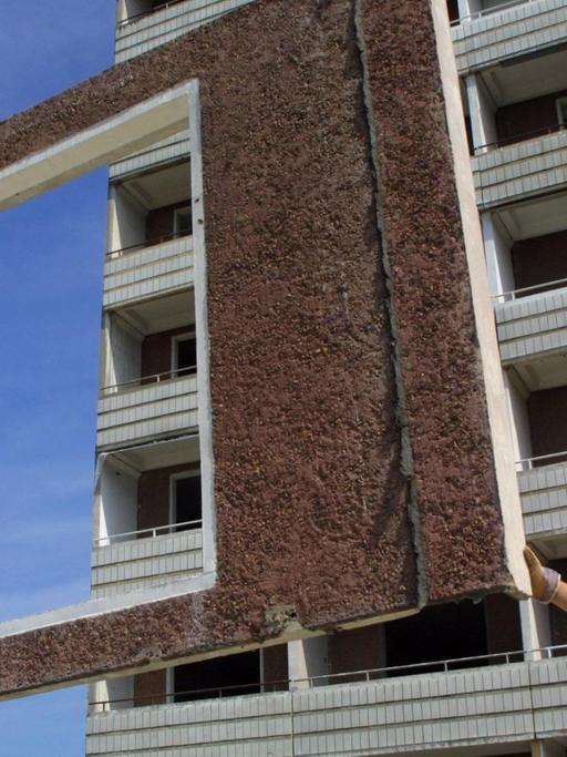 Mit dem Abriss eines Hochhauses der Gemeinnützigen Wohnungsbaugenossenschaft (GWG) Cottbus haben Arbeiter im Cottbuser Stadtteil Sachsendorf begonnen.