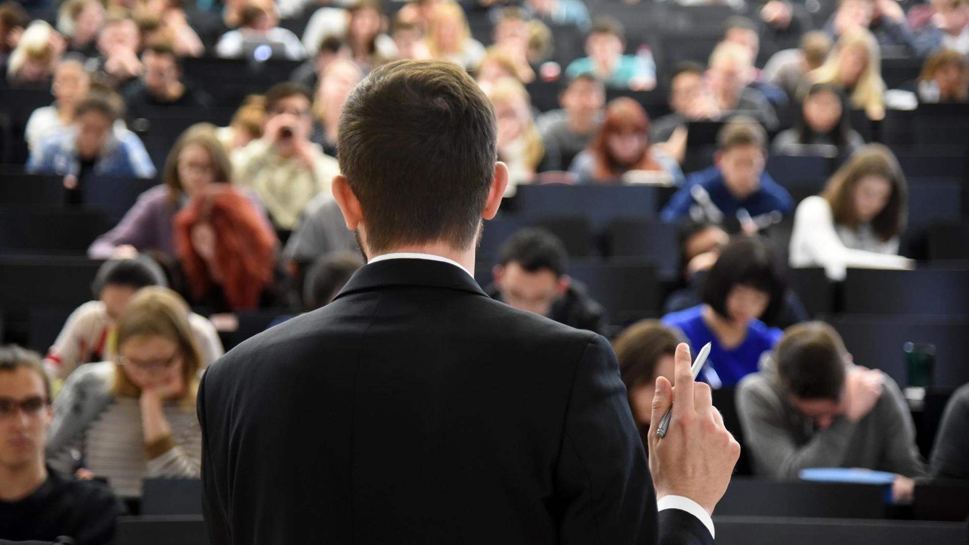 Studenten der Wirtschaftswissenschaften sitzen im Großen Hörsaal vom Auditorium maximum der Martin-Luther-Universität Halle-Wittenberg (MLU)bei einer Vorlesung von Dr. Matthias Georg Will, aufgenommen am 25.04.2017. Rund 19.500 Studenten, davon 1700 Studierende aus dem Ausland, sind gegenwärtig an neun Fakultäten der MLU immatrikuliert. Die Universität begeht in diesem Jahr ihr 200- jähriges Jubiläum (21.Juni) der Vereinigung der Universitäten von Halle und Wittenberg. Foto: Waltraud Grubitzsch | Verwendung weltweit Studenten der Wirtschaftswissenschaften sitzen im Großen Hörsaal vom Auditorium maximum der Martin-Luther-Universität Halle-Wittenberg (MLU)bei einer Vorlesung von Dr. Matthias Georg Will, aufgenommen am 25.04.2017. Rund 19.500 Studenten, davon 1700 Studierende aus dem Ausland, sind gegenwärtig an neun Fakultäten der MLU immatrikuliert. Die Universität begeht in diesem Jahr ihr 200- jähriges Jubiläum (21.Juni) der Vereinigung der Universitäten von Halle und Wittenberg. Foto: Waltraud Grubitzsch | Verwendung weltweit