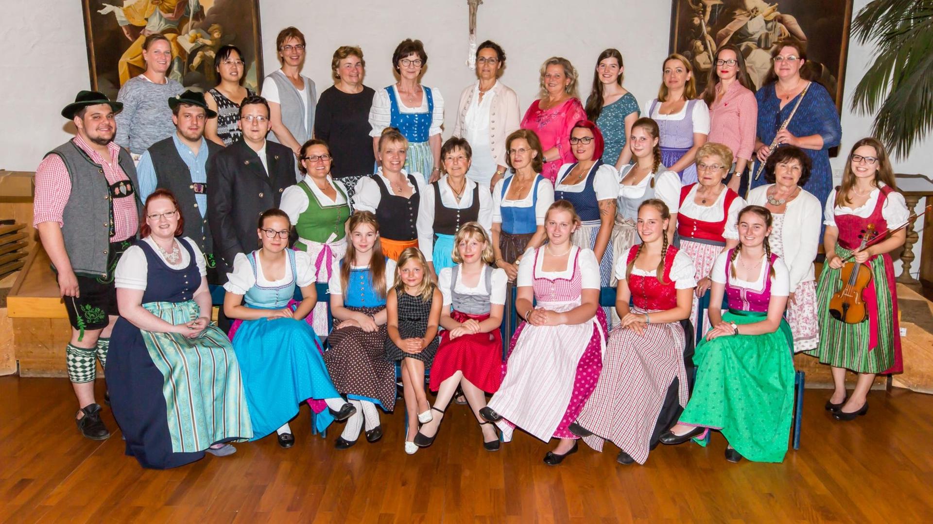 Gruppenbild der Sängerinnen und Sänger Gruppenbild der Sängerinnen und Sänger