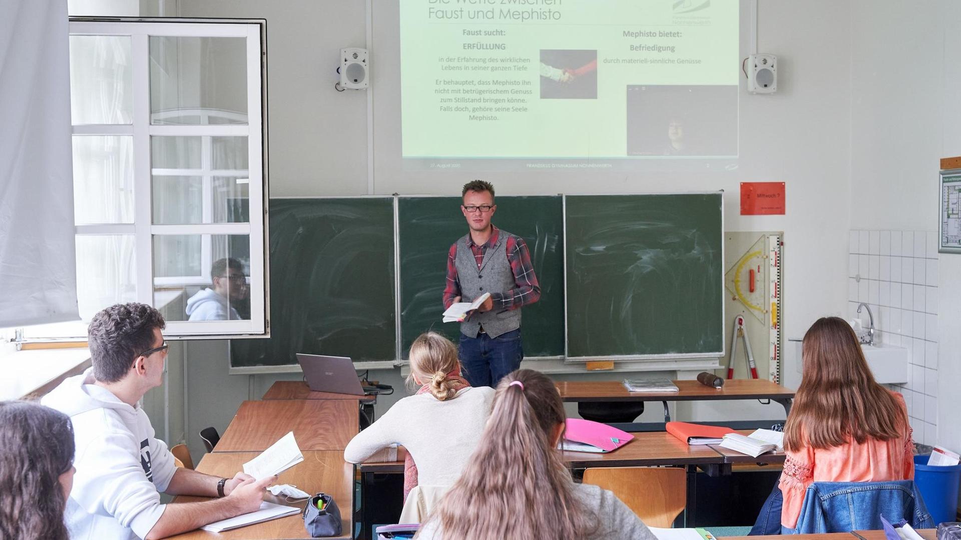 Rheinland-Pfalz, Remagen: Schüler eines Gymnasiums nehmen in einem Klassenzimmer am Unterricht bei geöffnetem Fenster teil. Rheinland-Pfalz, Remagen: Schüler eines Gymnasiums nehmen in einem Klassenzimmer am Unterricht bei geöffnetem Fenster teil.