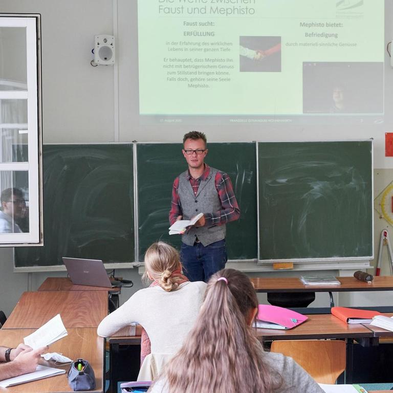 Rheinland-Pfalz, Remagen: Schüler eines Gymnasiums nehmen in einem Klassenzimmer am Unterricht bei geöffnetem Fenster teil.
