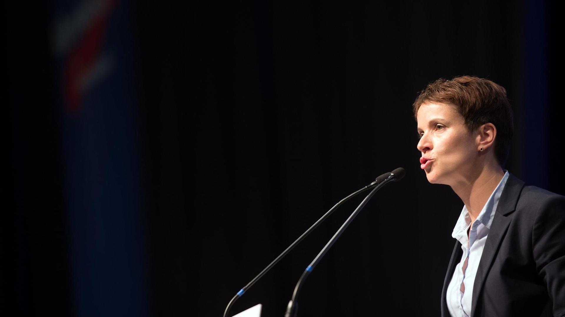 Die Afd-Vorsitzende Frauke Petry spricht am 04.07.2015 in Essen beim Parteitag der AfD. Die Afd-Vorsitzende Frauke Petry spricht am 04.07.2015 in Essen beim Parteitag der AfD.