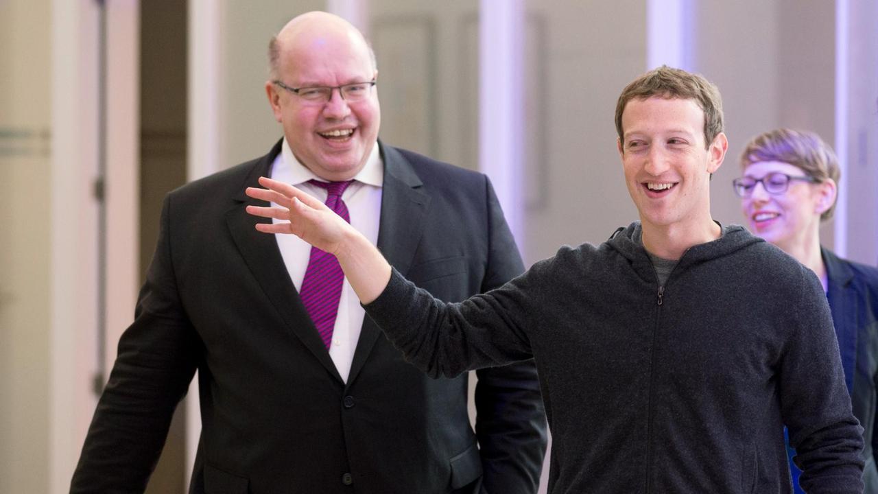 Kanzleramtsminister Peter Altmaier (l, CDU) und der Facebook-Chef Mark Zuckerberg (M.) unterhalten sich am 25.02.2016 in Berlin während der Facebook Innovation Hub. Zuckerberg hatte unter anderem Studien zur künstlichen Intelligenz vorgestellt. Foto: Kay Nietfeld/dpa Kanzleramtsminister Peter Altmaier (l, CDU) und der Facebook-Chef Mark Zuckerberg (M.) unterhalten sich am 25.02.2016 in Berlin während der Facebook Innovation Hub. Zuckerberg hatte unter anderem Studien zur künstlichen Intelligenz vorgestellt. Foto: Kay Nietfeld/dpa