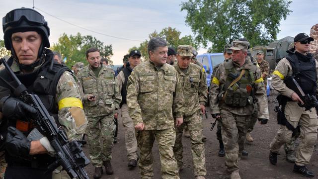 Der ukrainische Präsident Petro Poroschenko in einer Militäruniform begleitet ukrainische Soldaten im Armee-Hauptquartier nahe der Stadt Izyum