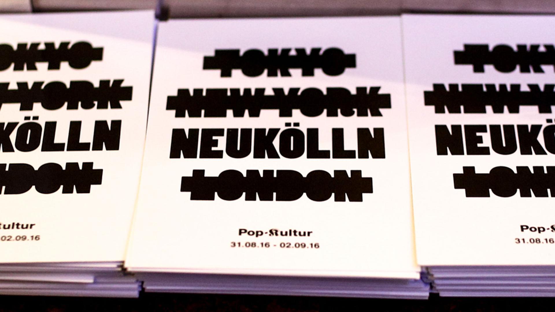 Ein Stapel Programme beim "Pop-Kultur"-Festival in Berlin-Neukölln Ein Stapel Programme beim "Pop-Kultur"-Festival in Berlin-Neukölln
