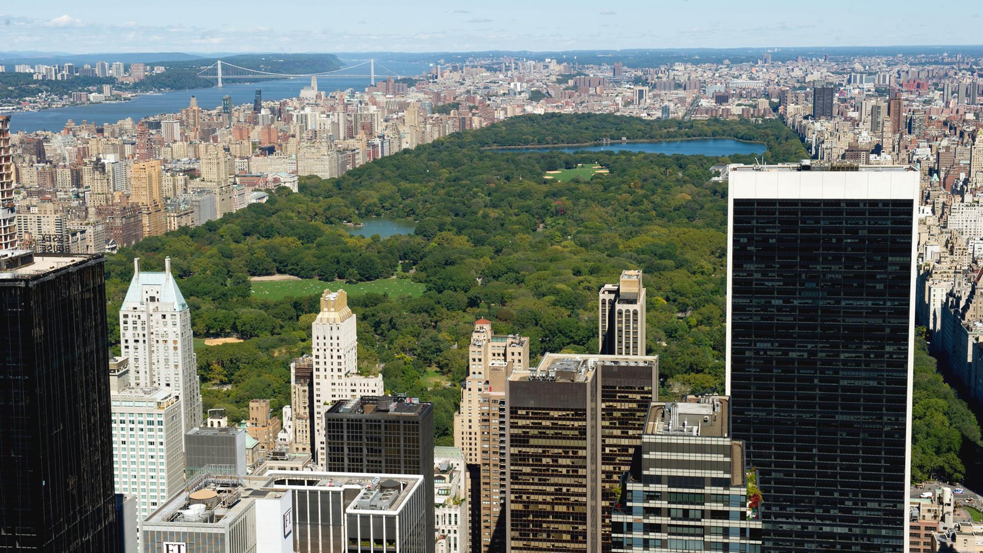 Blick von der Aussichtsplattform "Top of the Rock" auf dem Rockefeller Center in New York über den Central Park in Manhattan.