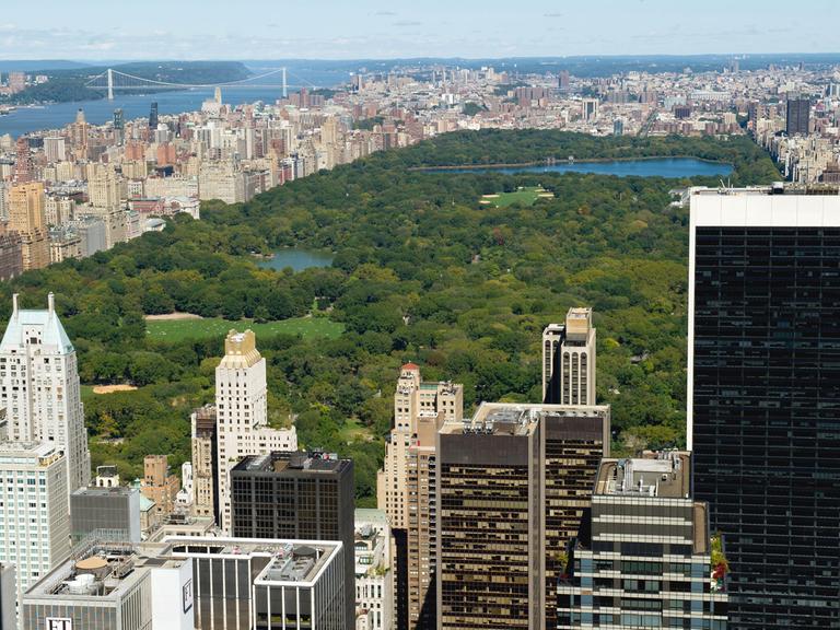 Blick von der Aussichtsplattform "Top of the Rock" auf dem Rockefeller Center in New York über den Central Park in Manhattan.