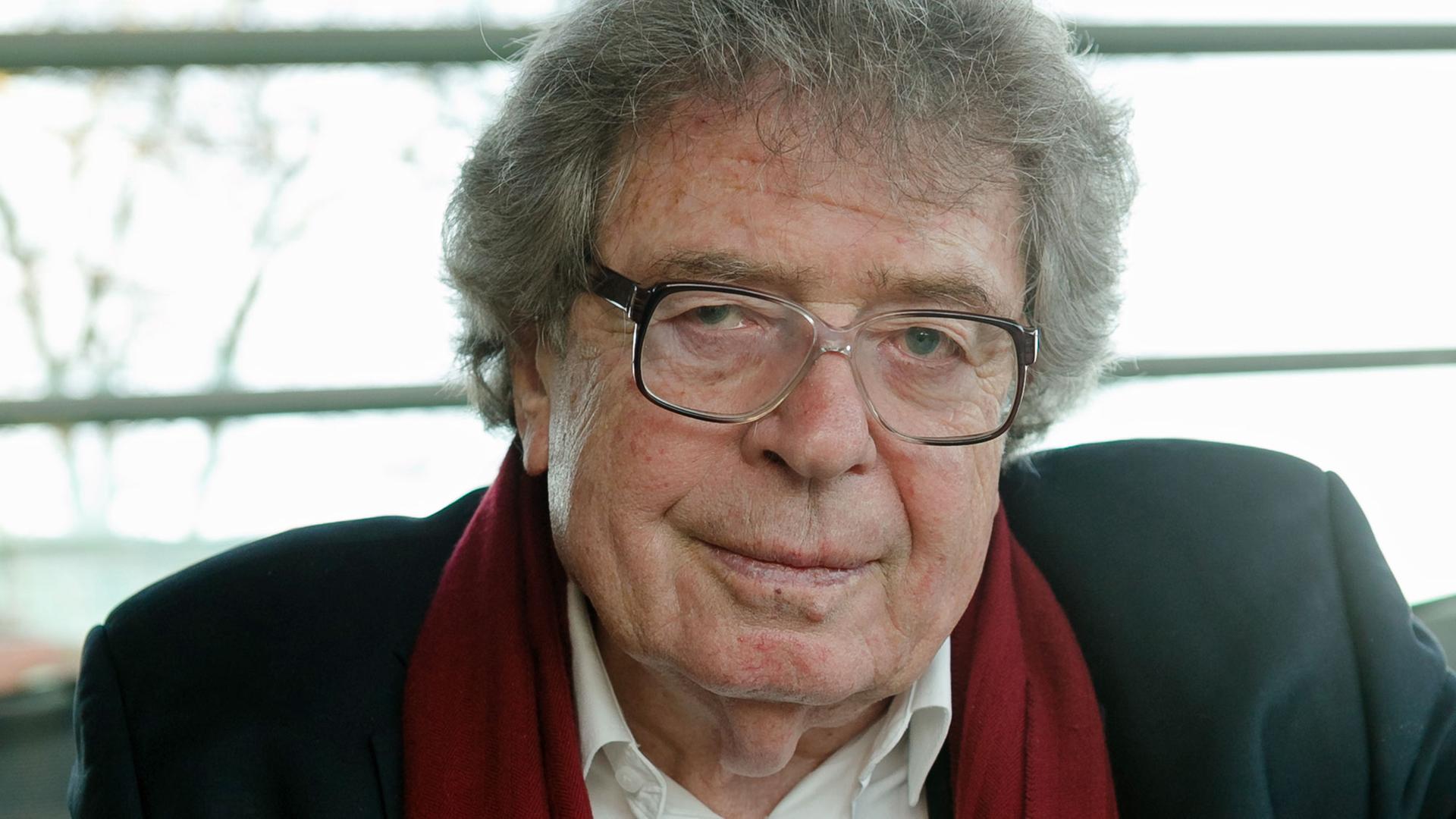 Der ungarische Schriftsteller György Konrád signiert am 08.03.2014 im schleswig-holsteinischen Landtag in Kiel anlässlich seines Vortrags im Rahmen der "Woche der Brüderlichkeit" ein Buch. Der ungarische Schriftsteller György Konrád signiert am 08.03.2014 im schleswig-holsteinischen Landtag in Kiel anlässlich seines Vortrags im Rahmen der "Woche der Brüderlichkeit" ein Buch.