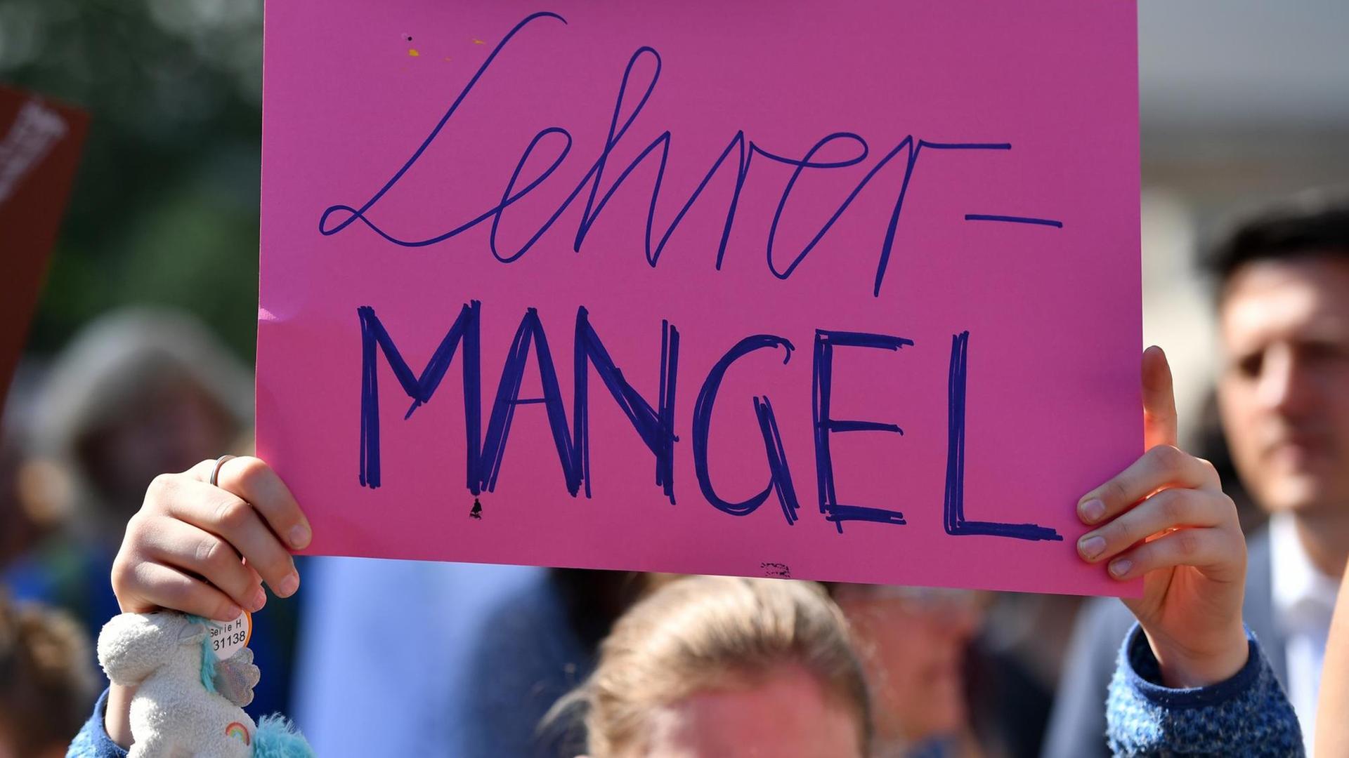 Eine Schülerin hält ein Plakat mit der Aufschrift "Lehrermangel" bei einer Demonstration am 01.06.2017 vor dem Thüringer Landtag in Erfurt (Thüringen) in den Händen. Eine Schülerin hält ein Plakat mit der Aufschrift "Lehrermangel" bei einer Demonstration am 01.06.2017 vor dem Thüringer Landtag in Erfurt (Thüringen) in den Händen.