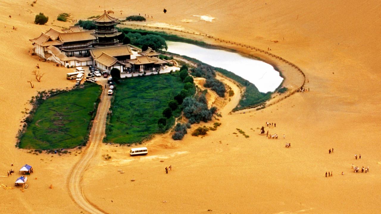 Der wie ein Halbmond geformte so genannte Mondsee oder Mondsichelsee (chin.: Yueyaquan) in der Wüste bei Dunhang in der chinesischen Provinz Gansu. Der wie ein Halbmond geformte so genannte Mondsee oder Mondsichelsee (chin.: Yueyaquan) in der Wüste bei Dunhang in der chinesischen Provinz Gansu.