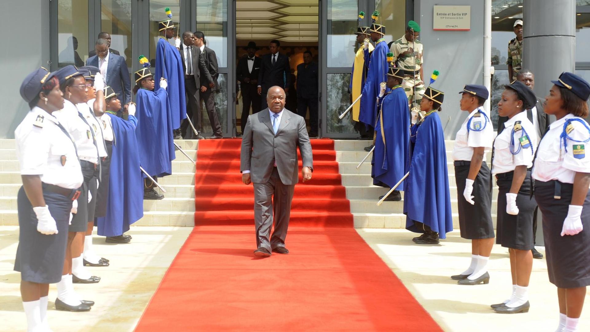 Gabuns Präsident Ali Bongo Ondimba verlässt nach der Eröffnungsfeier am 9. Jannuar 2017 das Stade d'Oyem. Gabuns Präsident Ali Bongo Ondimba verlässt nach der Eröffnungsfeier am 9. Jannuar 2017 das Stade d'Oyem.