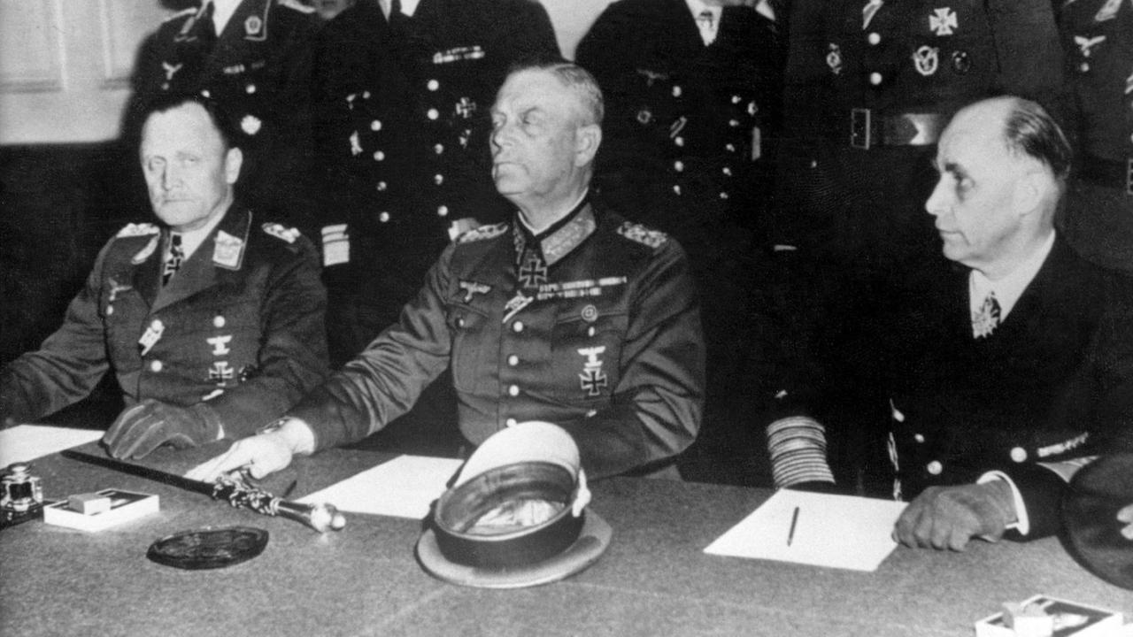 Die deutschen Wehrmachts-Offiziere Hans-Jürgen Stumpff, Wilhelm Keitel und Hans-Georg von Friedeburg unterzeichnen in Karlshorst am 8. Mai 1945 die Kapitualtion der Deutschen Wehrmacht. Die deutschen Wehrmachts-Offiziere Hans-Jürgen Stumpff, Wilhelm Keitel und Hans-Georg von Friedeburg unterzeichnen in Karlshorst am 8. Mai 1945 die Kapitualtion der Deutschen Wehrmacht.