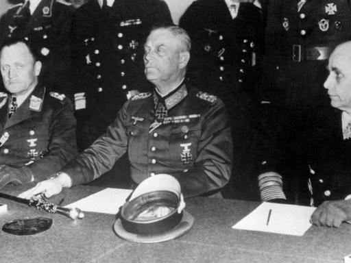 Die deutschen Wehrmachts-Offiziere Hans-Jürgen Stumpff, Wilhelm Keitel und Hans-Georg von Friedeburg unterzeichnen in Karlshorst am 8. Mai 1945 die Kapitualtion der Deutschen Wehrmacht.