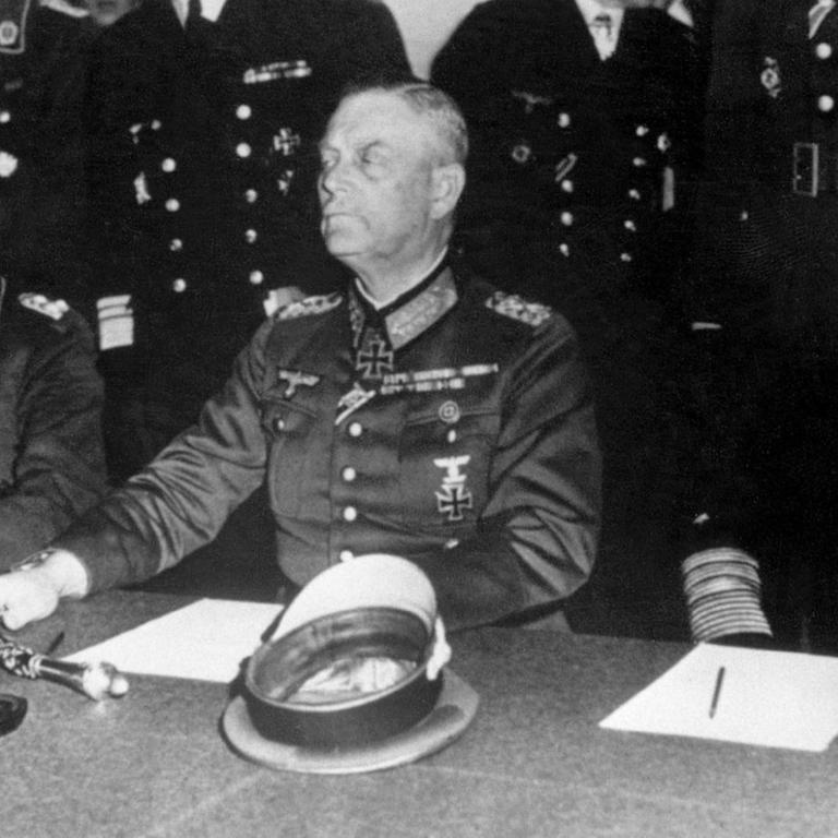 Die deutschen Wehrmachts-Offiziere Hans-Jürgen Stumpff, Wilhelm Keitel und Hans-Georg von Friedeburg unterzeichnen in Karlshorst am 7. Mai 1945 die Kapitualtion der Deutschen Wehrmacht.