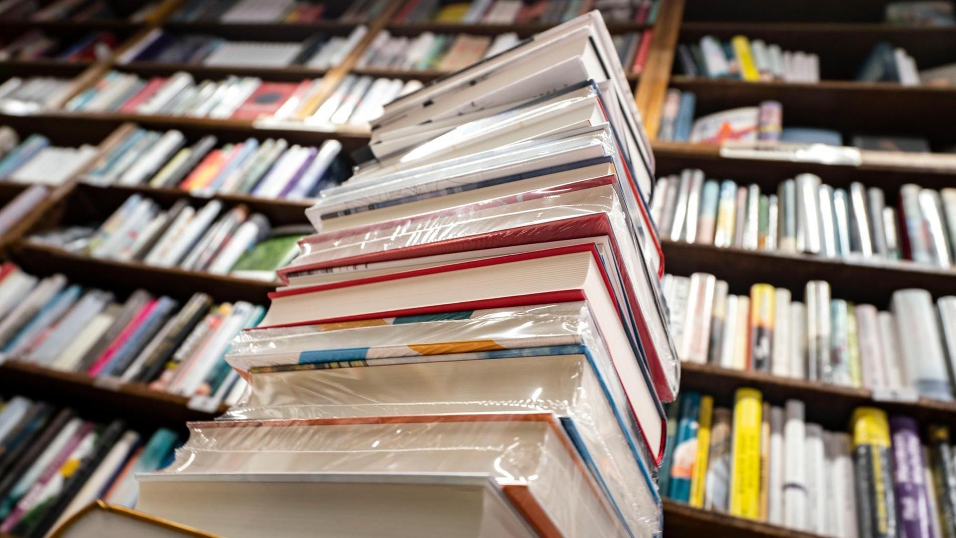 Ein Stapel neuer Bücher liegt auf einem Verkaufstisch in einer Buchhandlung Ein Stapel neuer Bücher liegt auf einem Verkaufstisch in einer Buchhandlung