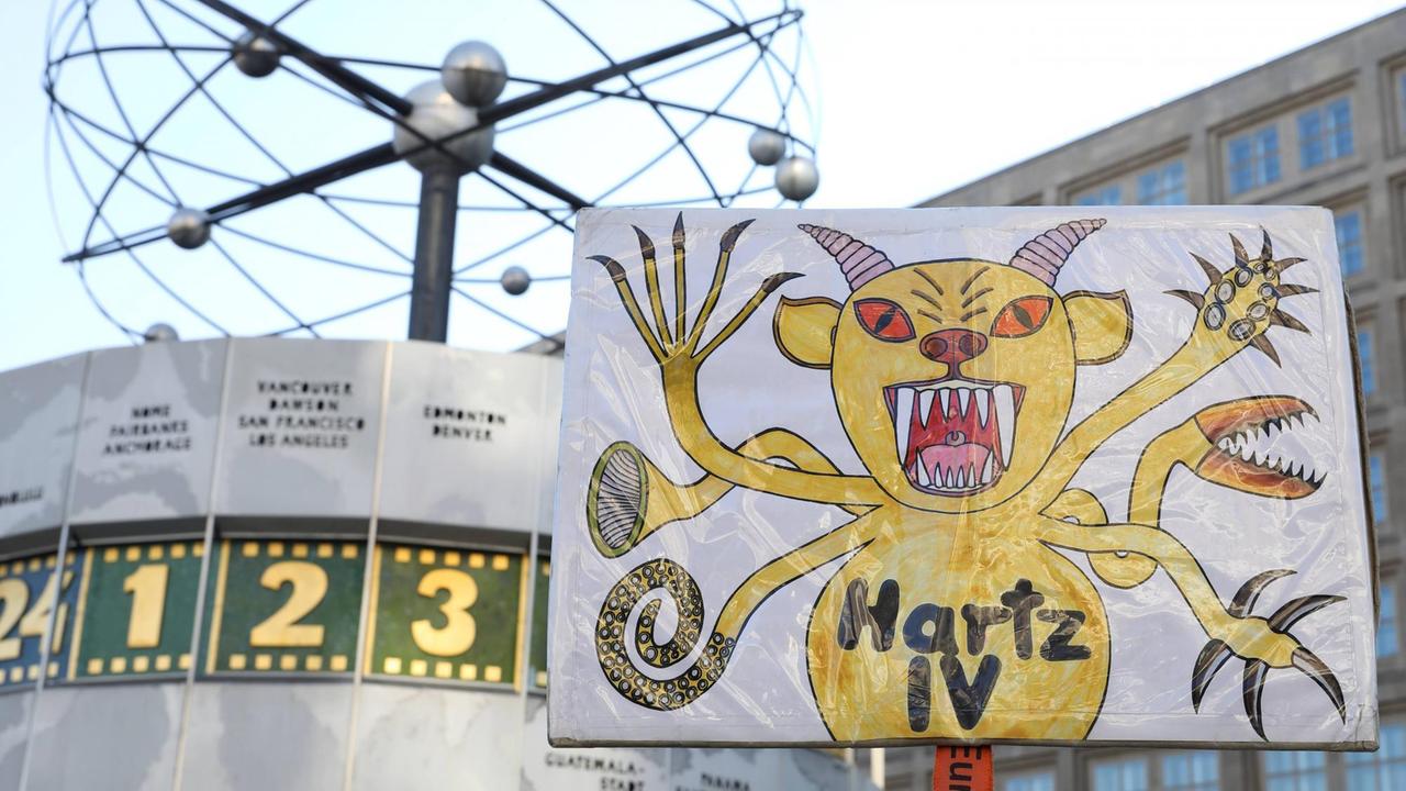 Auf einem Plakat ist ein Monster zu sehen, auf das "Hartz IV" geschrieben wurde Auf einem Plakat ist ein Monster zu sehen, auf das "Hartz IV" geschrieben wurde