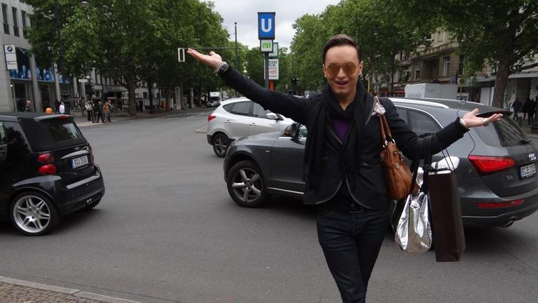 Er liebt den Boulevard und die große Pose. Julian F.M. Stoeckel auf dem Kurfürstendamm in Berlin. Er liebt den Boulevard und die große Pose. Julian F.M. Stoeckel auf dem Kurfürstendamm in Berlin.