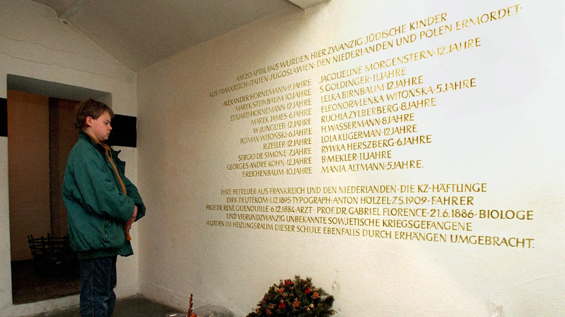 Gedenktafel in einer Hamburger Schule, die an die Ermordung von 20 jüdischen Kindern erinnert.