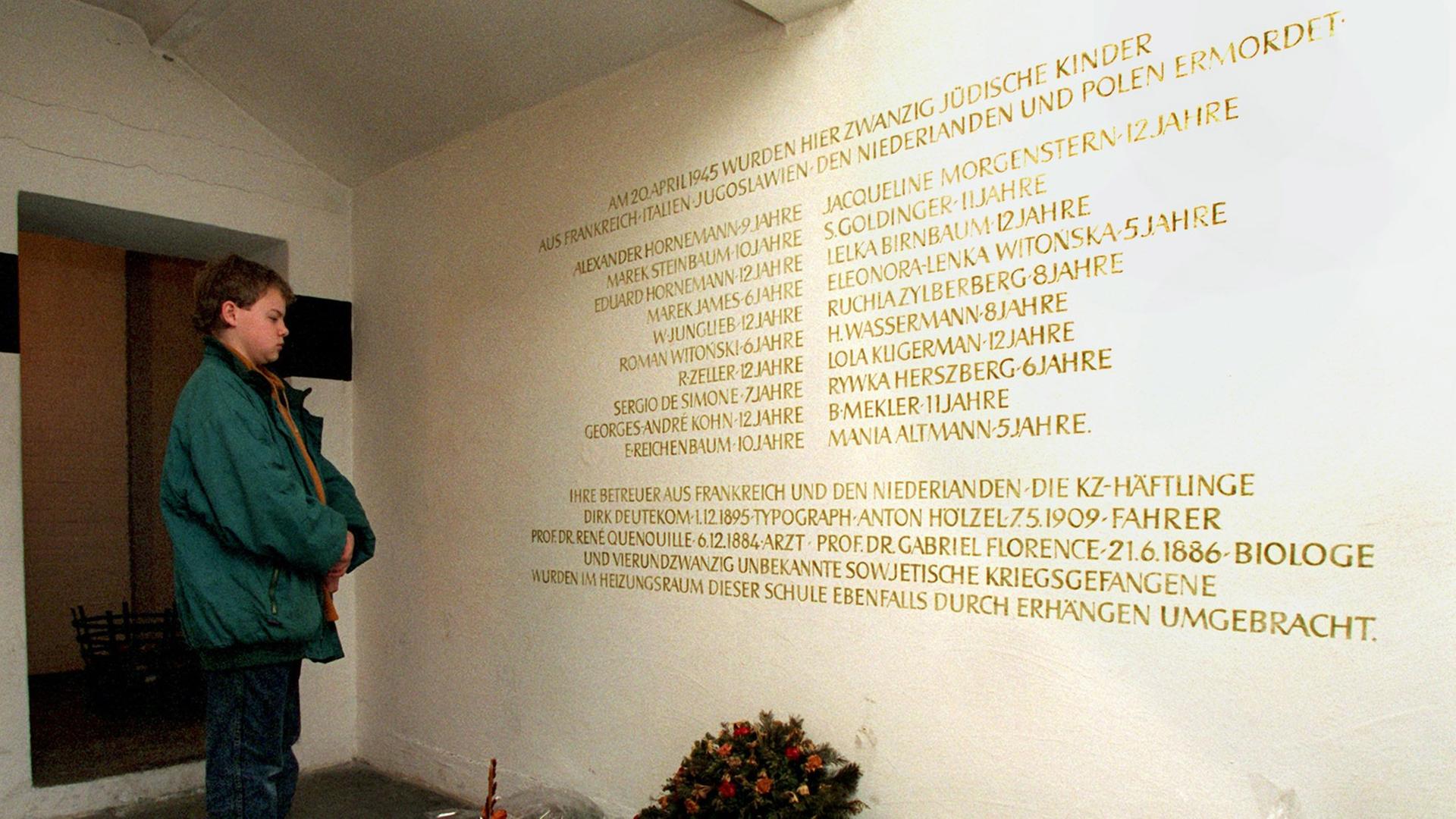 Gedenktafel in einer Hamburger Schule, die an die Ermordung von 20 jüdischen Kindern erinnert. Gedenktafel in einer Hamburger Schule, die an die Ermordung von 20 jüdischen Kindern erinnert.