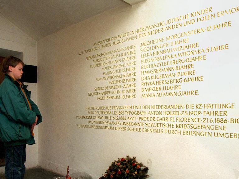 Im Schulgebäude Bullenhuser Damm wurden im April 1945 zwanzig Kinder zusammen mit ihren Pflegern ermordet. 