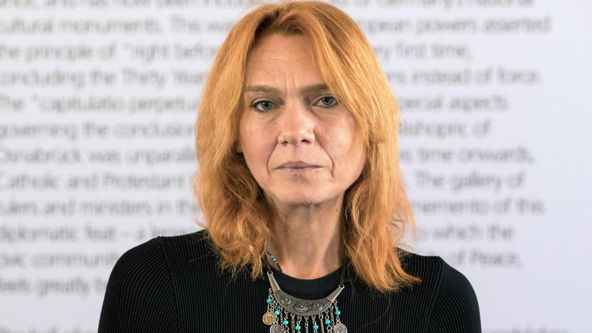 Die türkische Schriftstellerin und Journalistin Asli Erdogan schaut am 22.09.2017 in Osnabrück (Niedersachsen) während der Verleihung des Erich-Maria-Remarque-Friedenspreises in die Kamera. Sie bekommt im historischen Rathaus von Osnabrück den mit 25 000 Euro dotierten Erich-Maria-Remarque-Friedenspreis verliehen. Die türkische Schriftstellerin und Journalistin Asli Erdogan schaut am 22.09.2017 in Osnabrück (Niedersachsen) während der Verleihung des Erich-Maria-Remarque-Friedenspreises in die Kamera. Sie bekommt im historischen Rathaus von Osnabrück den mit 25 000 Euro dotierten Erich-Maria-Remarque-Friedenspreis verliehen.