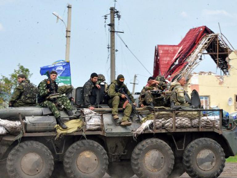 Ein gepanzertes Fahrzeug der ukrainischen Streitkräfte bei Slawjansk.