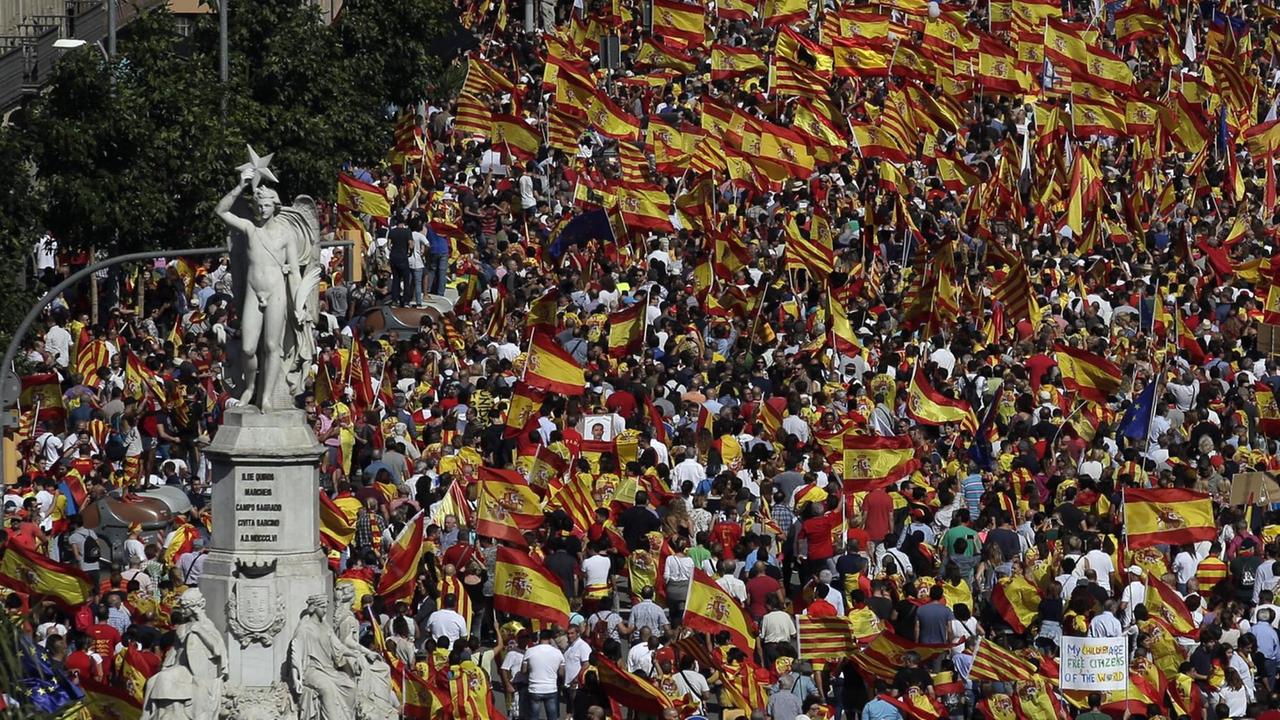 Tausende Menschen nehmen am 08.10.2017 in Barcelona (Spanien) an einem Protestmarsch teil, um für die spanische Einheit und gegen die Unabhängigkeit von Katalonien zu demonstrieren.