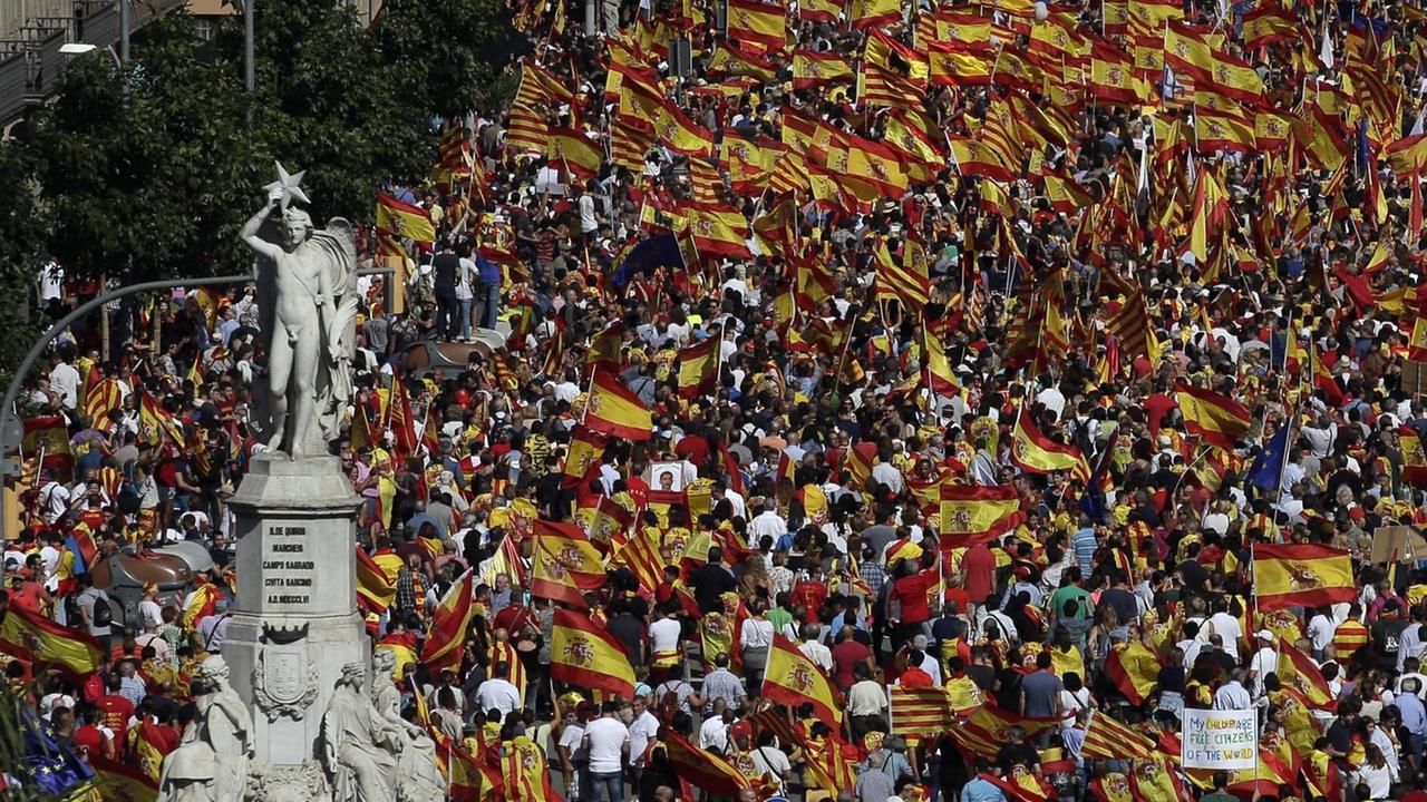 Tausende Menschen nehmen am 08.10.2017 in Barcelona (Spanien) an einem Protestmarsch teil, um für die spanische Einheit und gegen die Unabhängigkeit von Katalonien zu demonstrieren. Tausende Menschen nehmen am 08.10.2017 in Barcelona (Spanien) an einem Protestmarsch teil, um für die spanische Einheit und gegen die Unabhängigkeit von Katalonien zu demonstrieren.