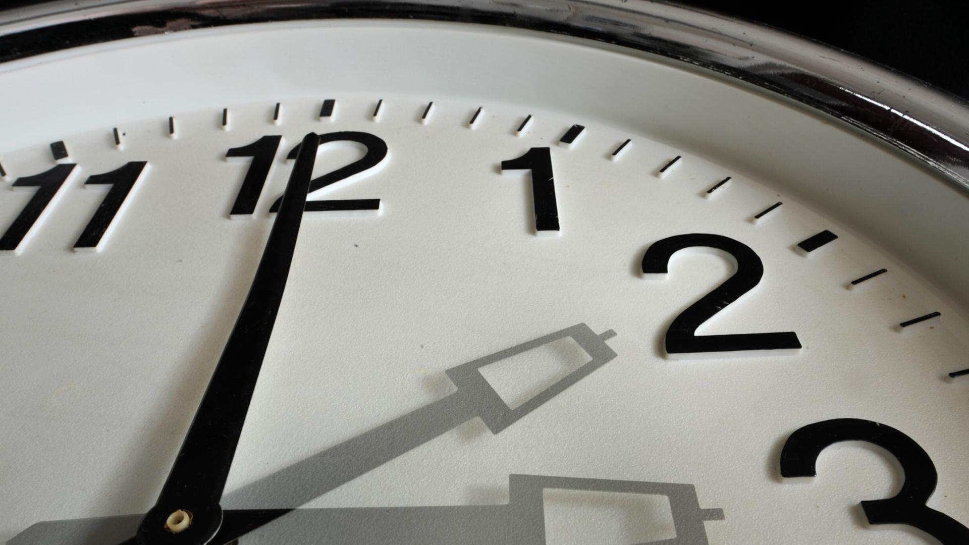 Das Zifferblatt einer Uhr zeigt verschwommen zwei und drei Uhr gleichzeitig. Das Zifferblatt einer Uhr zeigt verschwommen zwei und drei Uhr gleichzeitig.