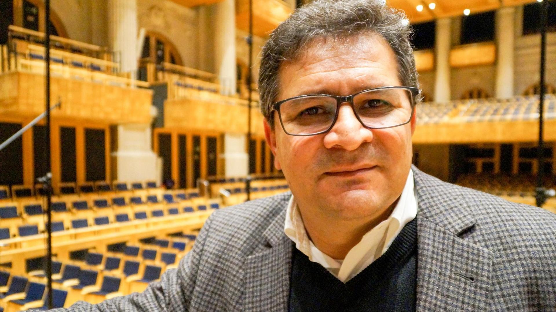 Marcelo Lopes im Konzertsaal der Sala in Sao Paolo. Marcelo Lopes im Konzertsaal der Sala in Sao Paolo.