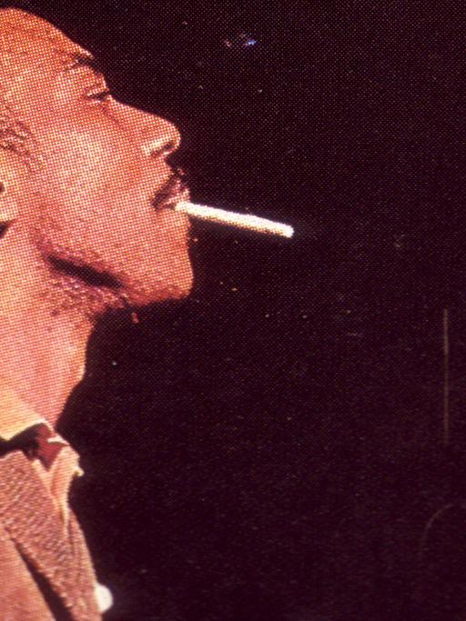 Jimmy Smith im seitlichen Porträt mit Zigarette im Mund