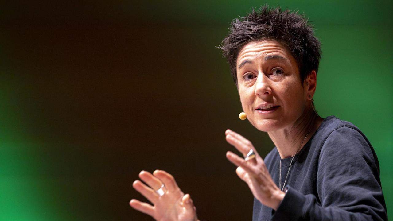 Dunja Hayali während einer Lesung in Lübeck auf Ihrer Tour durchs "Haymatland". Dunja Hayali während einer Lesung in Lübeck auf Ihrer Tour durchs "Haymatland".
