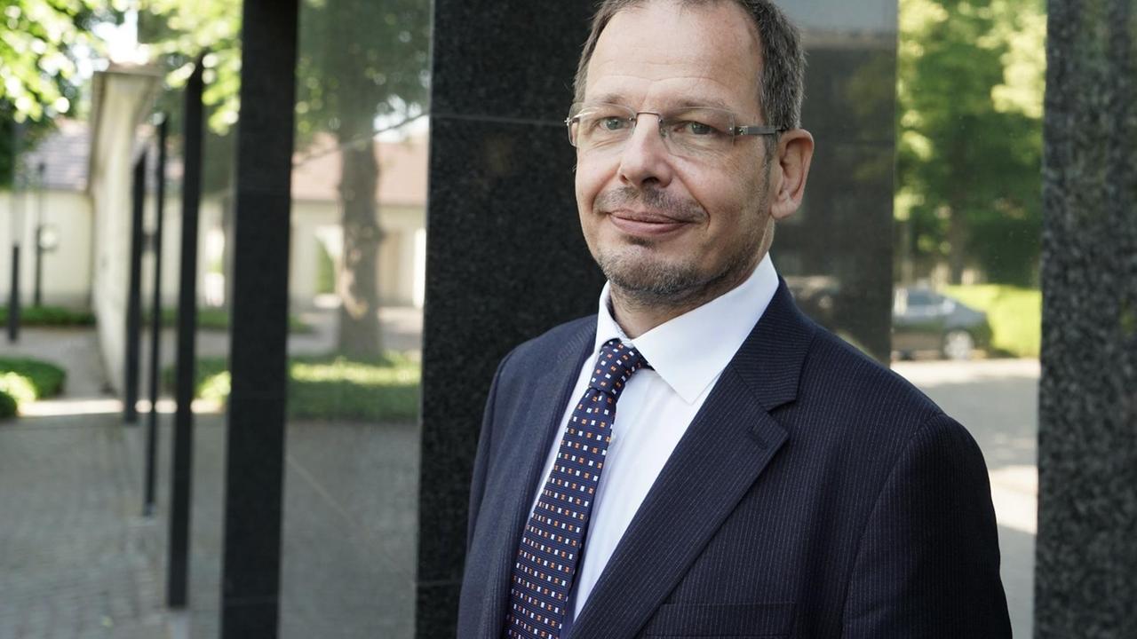Der Sportjournalist Hajo Seppelt kommt zur Verleihung des Verdienstordens der Bundesrepublik Deutschland ins Schloss Bellevue. Der Sportjournalist Hajo Seppelt kommt zur Verleihung des Verdienstordens der Bundesrepublik Deutschland ins Schloss Bellevue.