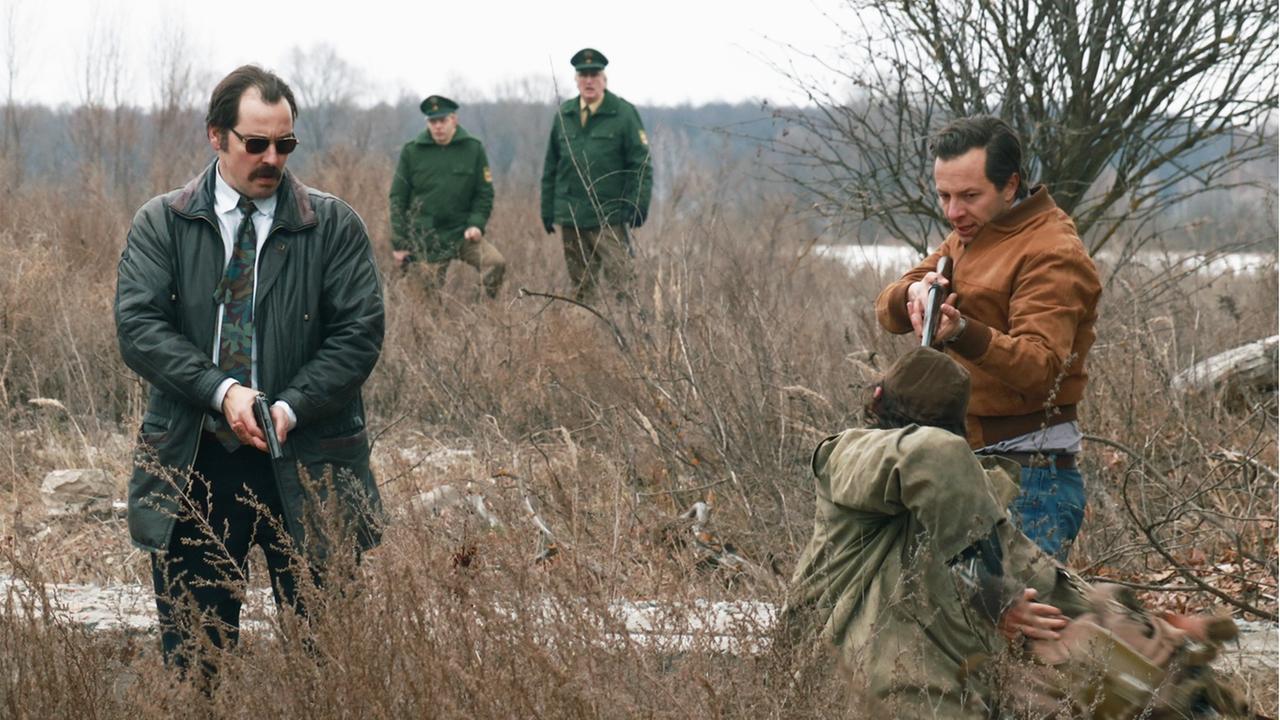Filmszene aus "Freies Land": Die Kommissare Patrick Stein (Trystan Pütter) und Michael Bach (Felix Kramer) stellen einen "neugierigen" Dorfbewohner zur Rede. Filmszene aus "Freies Land": Die Kommissare Patrick Stein (Trystan Pütter) und Michael Bach (Felix Kramer) stellen einen "neugierigen" Dorfbewohner zur Rede.