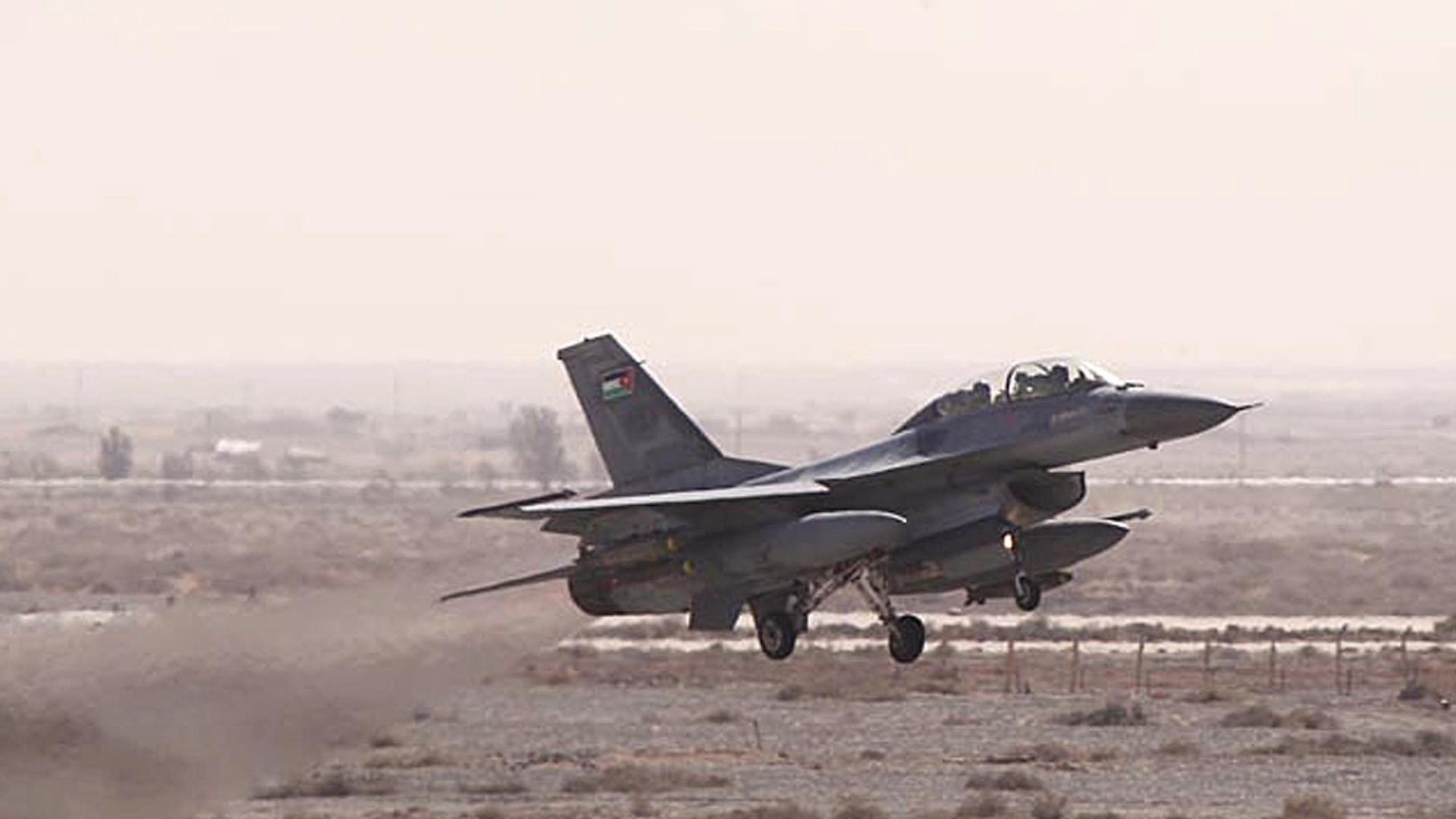 Ein jordanisches Flugzeug startet am 5.2.2015 von einer Basis. Ein jordanisches Flugzeug startet am 5.2.2015 von einer Basis.