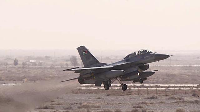 Ein jordanisches Flugzeug startet am 5.2.2015 von einer Basis.