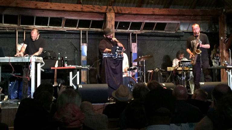 Die Band Anguish mit Mike Mare (l), Will Brooks, Andreas Werliin, Hans Joachim Irmler und Mats Gustafsson auf dem Festival "Konfrontationen" in Österreich. Die Band Anguish mit Mike Mare (l), Will Brooks, Andreas Werliin, Hans Joachim Irmler und Mats Gustafsson auf dem Festival "Konfrontationen" in Österreich.