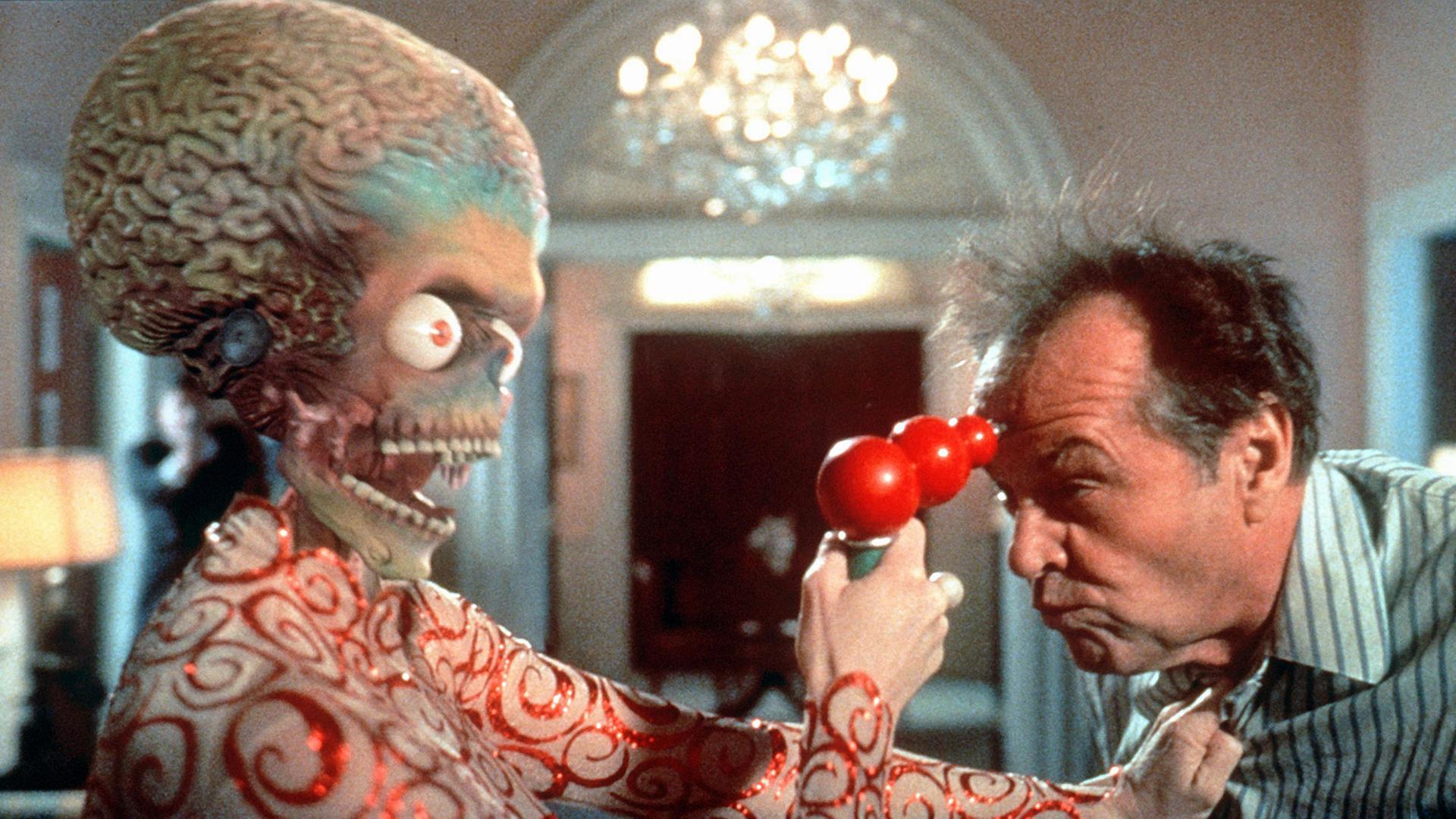 Der amerikanische Präsident James Dale (Jack Nicholson) wird in "Mars Attacks!" von einem Außerirdischen einer recht rüden Behandlung unterzogen (Szenenfoto).