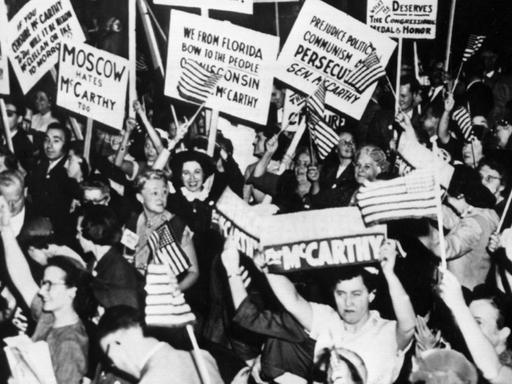 Anhänger des "Kommunistenjägers" McCarthy mit Transparenten am 11.11.1954 in Washington D.C.