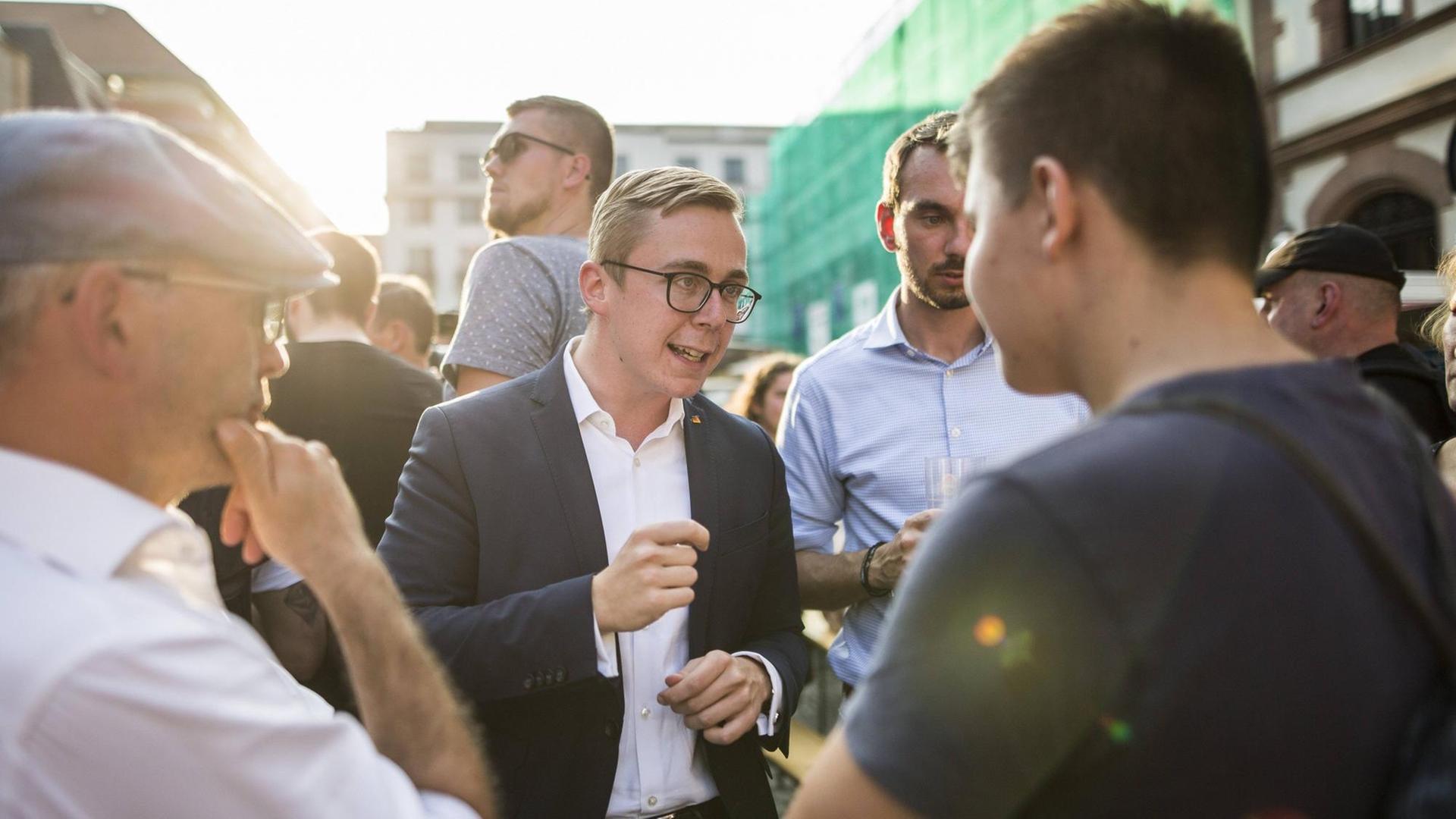 Philipp Amthor (CDU), Mitglied des Bundestages, spricht mit Buergern im Rahmen der Abschlussveranstaltung des CDU-Wahlkampfes in Leipzig, 30.08.2019. Philipp Amthor (CDU), Mitglied des Bundestages, spricht mit Buergern im Rahmen der Abschlussveranstaltung des CDU-Wahlkampfes in Leipzig, 30.08.2019.