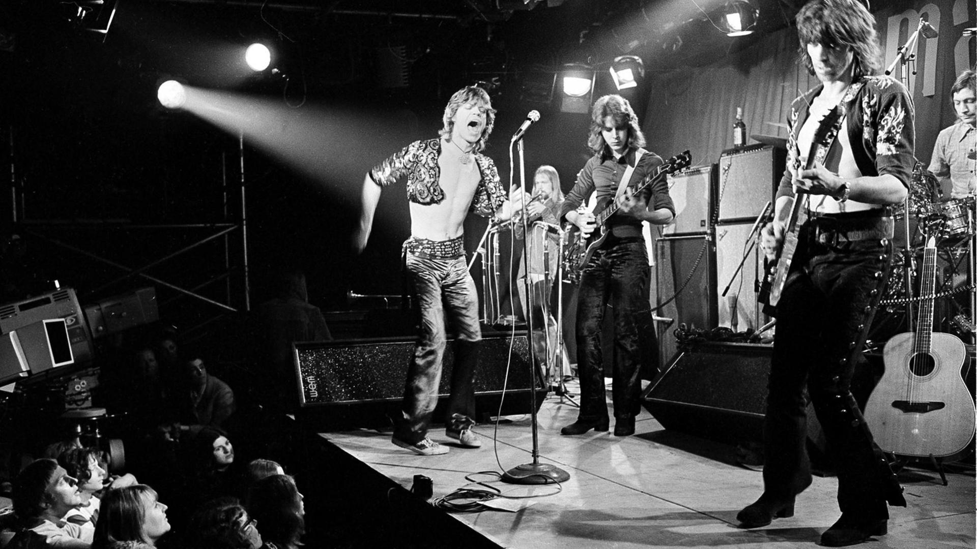 Die britische Rockband The Rolling Stones bei einem Konzert in London 1971. Von links: Mick Jagger (Gesang), Mick Taylor (Gitarre), Keith Richards (Gitarre), Charlie Watts (Schlagzeug) Die britische Rockband The Rolling Stones bei einem Konzert in London 1971. Von links: Mick Jagger (Gesang), Mick Taylor (Gitarre), Keith Richards (Gitarre), Charlie Watts (Schlagzeug)