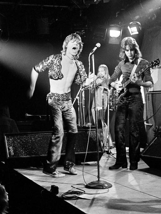 Die britische Rockband The Rolling Stones bei einem Konzert in London 1971. Von links: Mick Jagger (Gesang), Mick Taylor (Gitarre), Keith Richards (Gitarre), Charlie Watts (Schlagzeug)