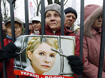 Anhänger der inhaftierten Ex-Ministerpräsidentin Julia Timoschenko protestieren in der ukrainischen Hauptstadt Kiew Anhänger der inhaftierten Ex-Ministerpräsidentin Julia Timoschenko protestieren in der ukrainischen Hauptstadt Kiew