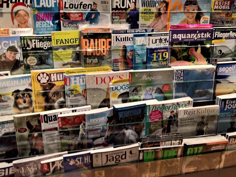 Etliche Zeitschriften und Magazine liegen in einem Kioskregal aus