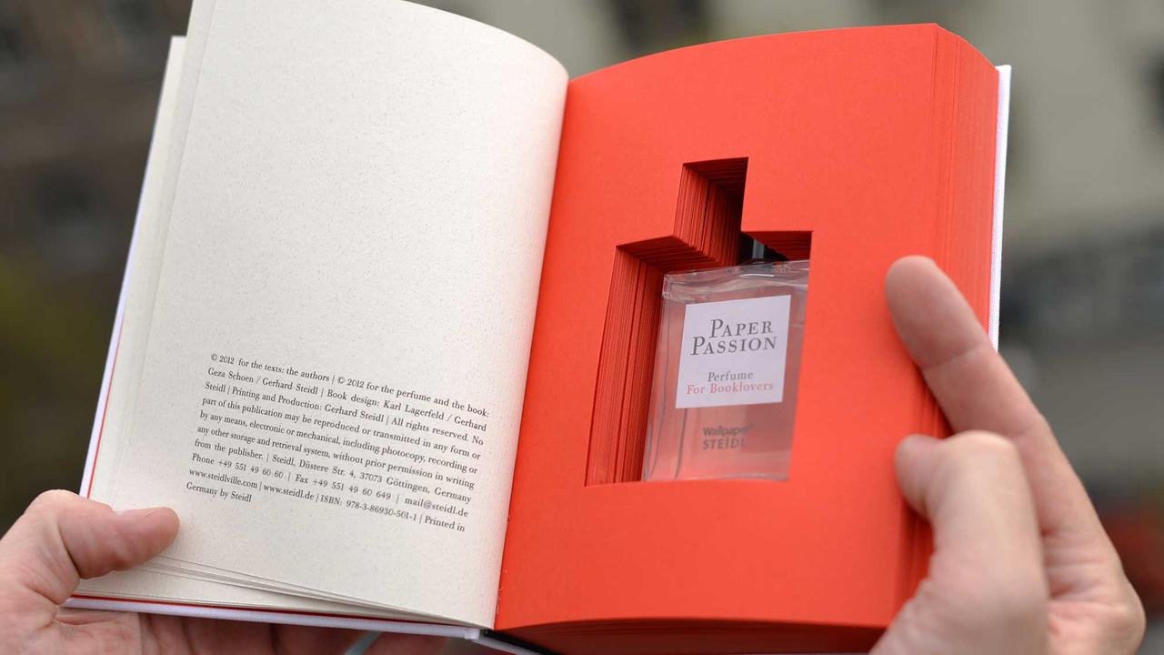 Parfümeur Geza Schön hält am 19.04.2012 in Berlin sein Parfüm "Paper Passion". Er komponierte das weltweit erste Parfüm mit Bücherduft "Paper Passion". Parfümeur Geza Schön hält am 19.04.2012 in Berlin sein Parfüm "Paper Passion". Er komponierte das weltweit erste Parfüm mit Bücherduft "Paper Passion".