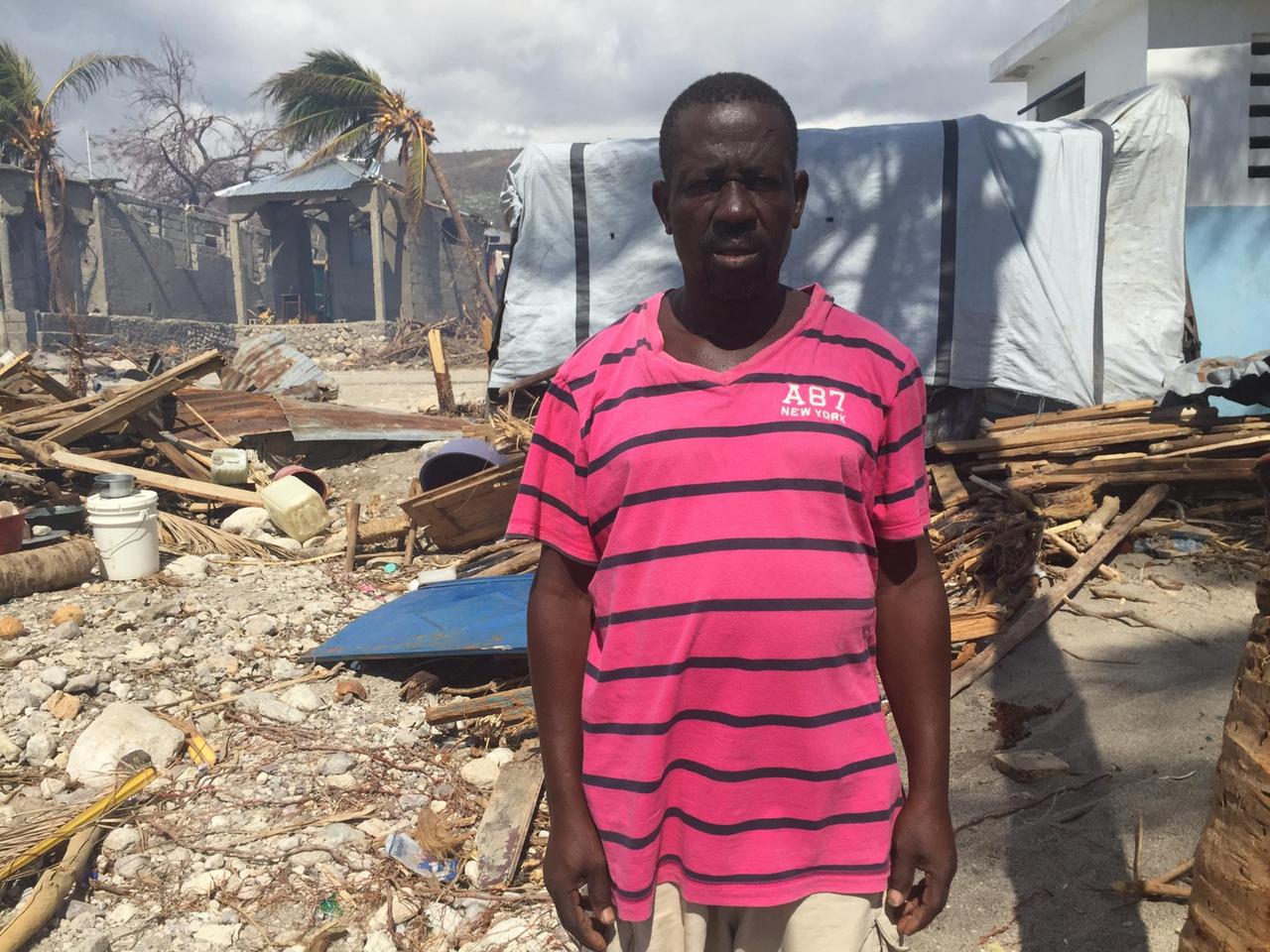 Jean Paul Millier, Einwohner von Port-a-Piment in Haiti, vor den Trümmern seines Hauses. Jean Paul Millier, Einwohner von Port-a-Piment in Haiti, vor den Trümmern seines Hauses.