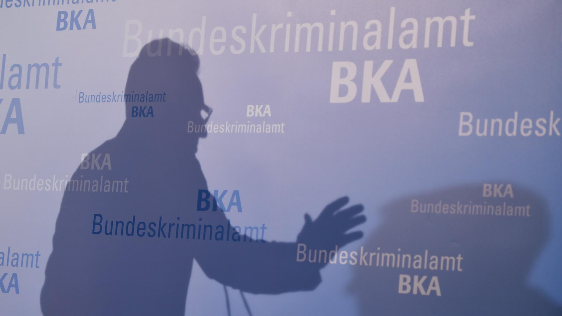 Schatten von Holger Münch auf der BKA Herbsttagung 2016 Schatten von Holger Münch auf der BKA Herbsttagung 2016